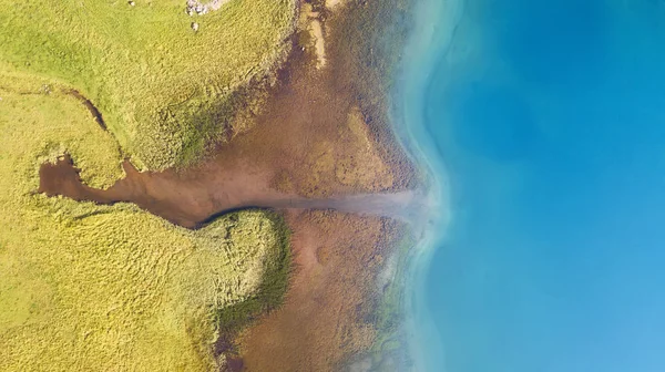 湖とフィールドを空撮 スイスの空気から美しい自然の風景 — ストック写真