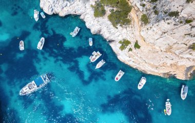 Yatlar Fransa denizde. Havadan görünümü şeffaf turkuaz su teknede güneşli gün yüzen lüks. Yaz deniz--dan soluduğumuz hava. En iyi manzara dron. Motorbot Bay ile deniz manzarası. Seyahat kavramı ve fikir