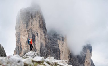 Tırmanıcı yüksek arka plan kayalar. Spor ve aktif bir yaşam kavramı. Macera ve Dolomites, İtalya'dağlık bölgesinde seyahat.