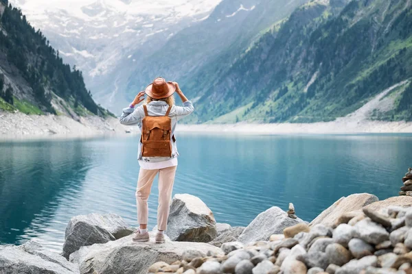 旅行者は山の湖を見て 旅行やアクティブ ライフ コンセプトです 冒険やオーストリアの山岳地域で旅行 — ストック写真