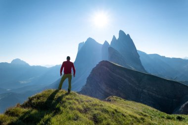 Tırmanıcı yüksek arka plan kayalar. Spor ve aktif bir yaşam kavramı. Macera ve Dolomites, İtalya'dağlık bölgesinde seyahat.