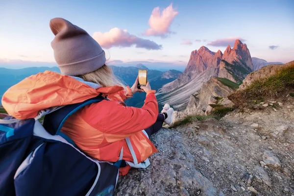 観光は 高山の上に携帯電話で写真を作る 冒険と旅行のコンセプトです 山旅の人 イタリア ドロミテ アルプス — ストック写真