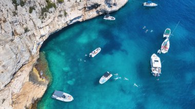 Yatlar Fransa denizde. Havadan görünümü şeffaf turkuaz su teknede güneşli gün yüzen lüks. Yaz deniz--dan soluduğumuz hava. En iyi manzara dron. Motorbot Bay ile deniz manzarası. Seyahat kavramı ve fikir