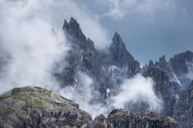 Dağ panorama Dolomit Alps, İtalya için. Bulutlar dağ sırtı. Güzel manzara, yaz saati