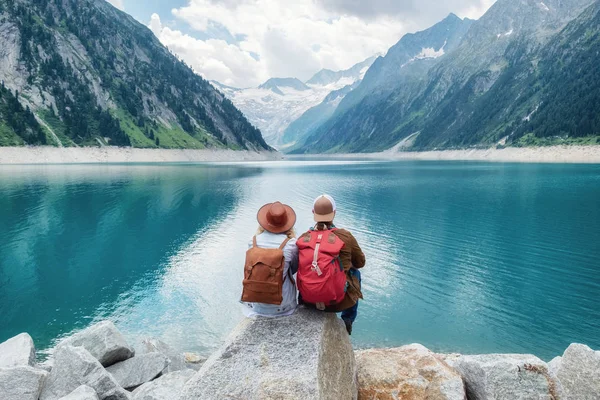 出張カップルを見て山の湖 旅行やアクティブ ライフ コンセプト チームです 冒険やオーストリアの山岳地域で旅行 — ストック写真