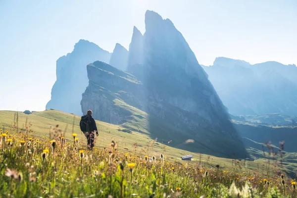 Turista Fondo Rocas Altas Concepto Deportivo Vida Activa Aventura Viajes — Foto de Stock