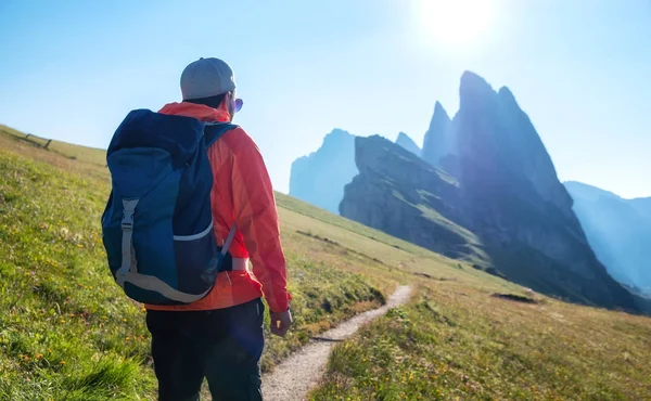 Turista Fondo Rocas Altas Concepto Deportivo Vida Activa Aventura Viajes — Foto de Stock