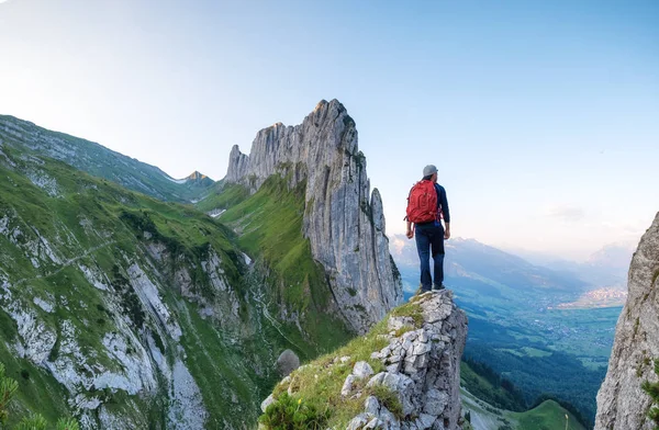 Touristen Auf Den Hohen Felsen Hintergrund Sport Und Aktives Leben — Stockfoto