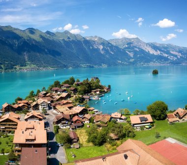 Havadan görünümü kasaba ve Interlaken Gölü. Doğal peyzaj dron üzerinden. İsviçre hava hava manzara