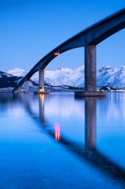 Köprü ve su yüzeyinde yansıma. Doğal peyzaj Lofoten Adaları, Norveç. Mimari ve peyzaj.