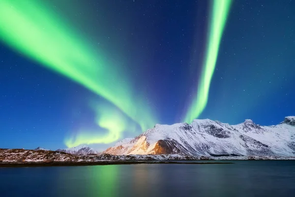 ロフォーテン諸島 ノルウェーのオーロラが見られます の上の緑のオーロラ 極光の夜空 オーロラと水面の反射夜冬の風景 ノルウェーの自然の背景 — ストック写真