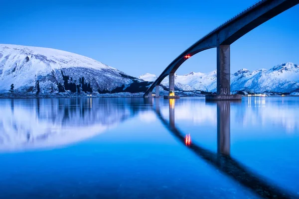 Ponte Reflexão Sobre Superfície Água Paisagem Natural Nas Ilhas Lofoten — Fotografia de Stock