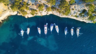 Yatlar Fransa denizde. Havadan görünümü şeffaf turkuaz su teknede güneşli gün yüzen lüks. Yaz deniz--dan soluduğumuz hava. En iyi manzara dron. Motorbot Bay ile deniz manzarası. Seyahat kavramı ve fikir