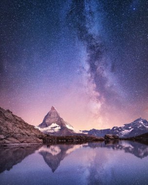 Matterhorn ve gece zaman su yüzeyinde yansıma. Matterhorn, İsviçre yukarıda Samanyolu. İsviçre güzel doğal peyzaj