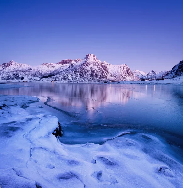 山の尾根と湖面の反射 ロフォーテン諸島 ノルウェーの自然の風景 水と山 — ストック写真