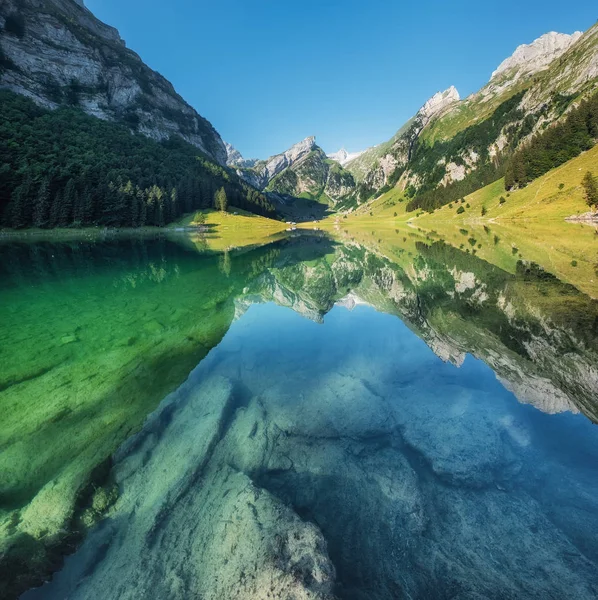 Горы Озеро Швейцарии Отражение Поверхности Воды Природный Ландшафт Швейцарии Летнее — стоковое фото