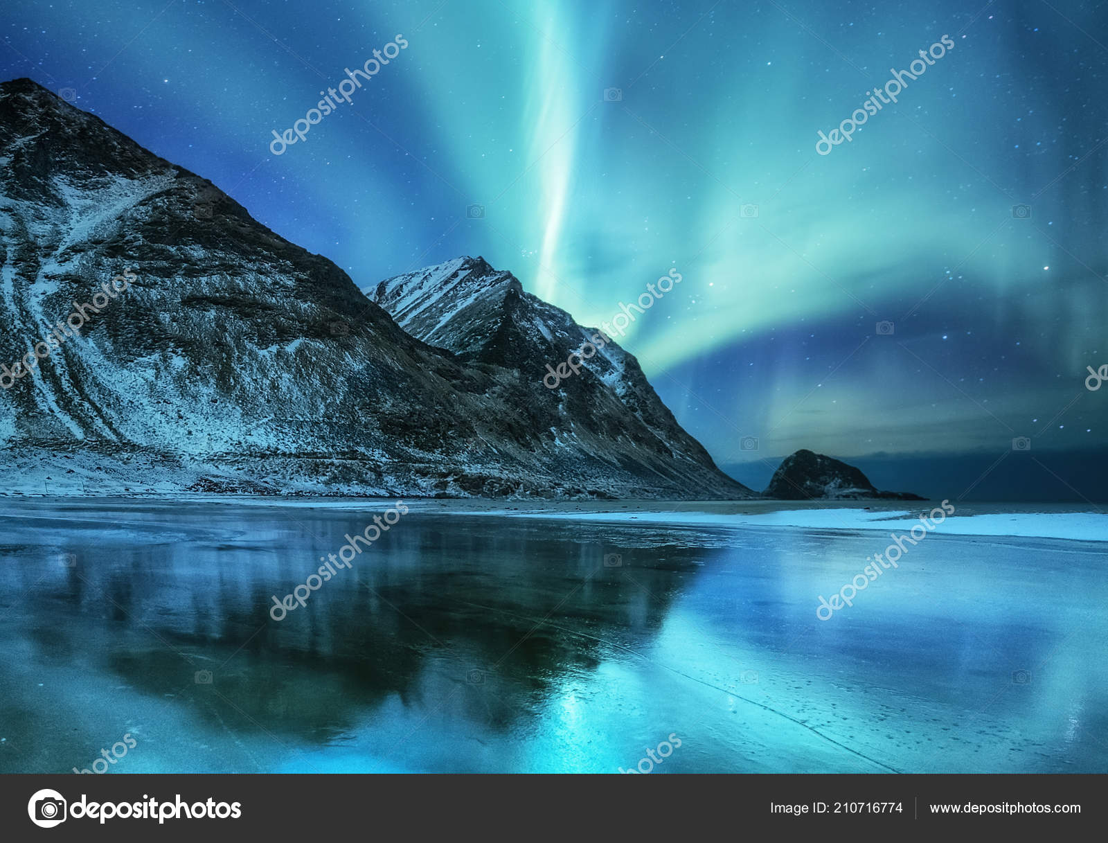 罗弗敦群岛上的北极极光山上的绿色北极光夜空中的极地灯光夜间冬季景观与极光和倒影在水面上自然背景在挪威——, image size:1600x1217