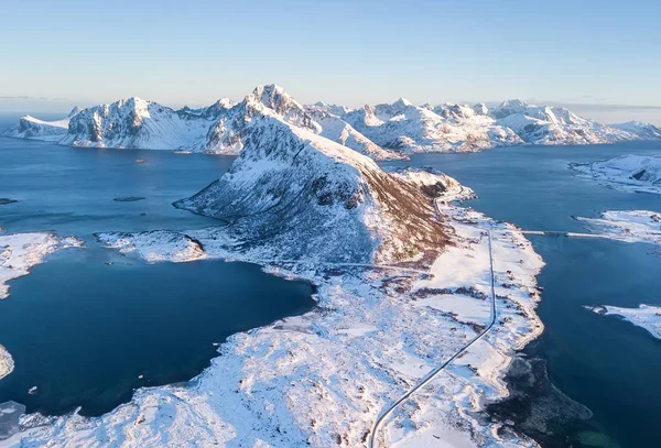 Vista Aérea Sobre Montanhas Baía Mar Nas Ilhas Lofoten Noruega — Fotografia de Stock