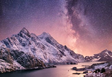 Mountans ve gece zaman su yüzeyinde yansıma. Deniz Körfezi ve dağlar gece zaman. Dağlar, Norveç yukarıda Samanyolu. Norveç'te güzel doğal peyzaj