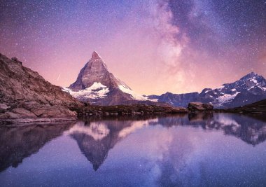 Matterhorn ve gece zaman su yüzeyinde yansıma. Matterhorn, İsviçre yukarıda Samanyolu. İsviçre güzel doğal peyzaj
