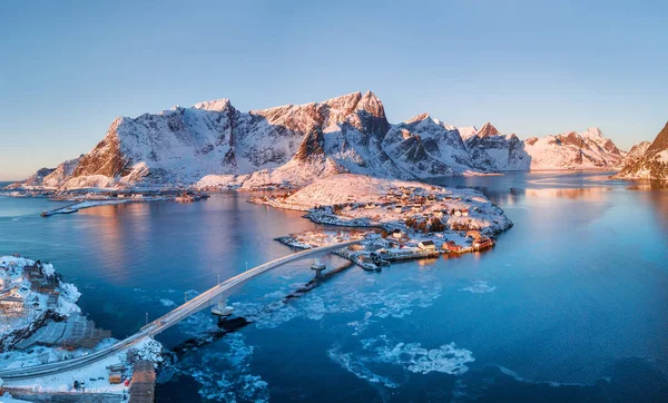 Lofoten Adaları Norveç Hava Manzaraya Dağlar Deniz Günbatımı Sırasında Dron — Stok fotoğraf