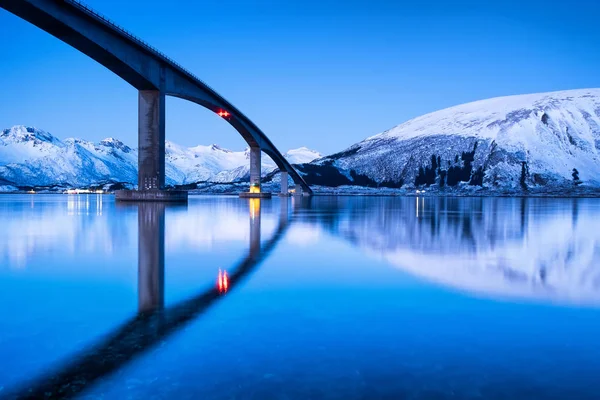 橋と水面の反射 ロフォーテン諸島 ノルウェーの自然の景観 建築とランドス ケープ — ストック写真