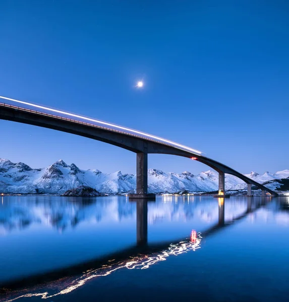 Brücke Und Reflexion Auf Der Wasseroberfläche Naturlandschaft Auf Den Lofoten — Stockfoto