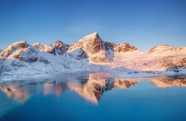 Luftaufnahme Der Berge Und Spiegelung Auf Der Wasseroberfläche Lofoten Norwegen — Stockfoto