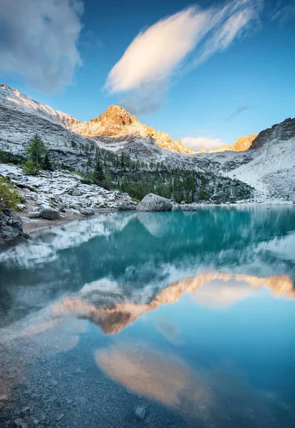 イタリア ドロミテ アルプスの Sorapis 山と水の表面の反射 イタリア山の日の出の中に自然の景観 — ストック写真