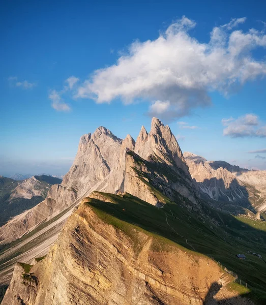 イタリア ドロミテ アルプスの高い山 Seceda 2500 夏の時間で美しい自然の風景 山と一日の時間で空 — ストック写真
