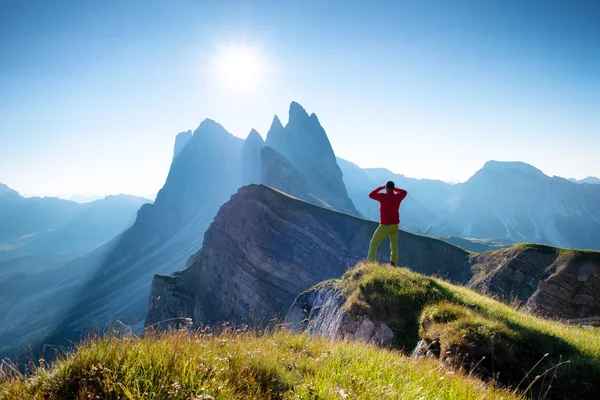 Bergsteiger Auf Den Hohen Felsen Hintergrund Sport Und Aktives Leben — Stockfoto