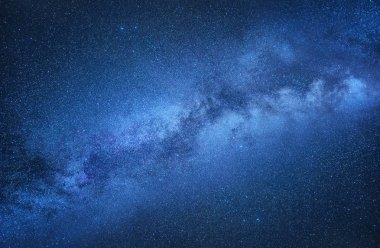 Samanyolu. Arka planda yıldızlar olan gece gökyüzü. Gece vakti doğal kompoziton. Gece vakti karanlık gökyüzünde Samanyolu.