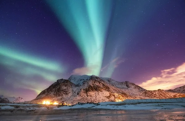 Nordlichter Auf Den Lofoten Norwegen Grüne Nordlichter Über Den Bergen — Stockfoto