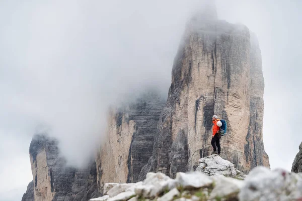 Tırmanıcı yüksek arka plan kayalar. Spor ve aktif bir yaşam kavramı. Macera ve Dolomites, İtalya'dağlık bölgesinde seyahat.