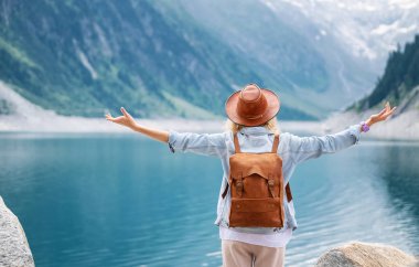 Gezgin göz dağ gölü. Seyahat ve aktif bir yaşam konsepti. Macera ve Avusturya'da dağlar bölgedeki seyahat