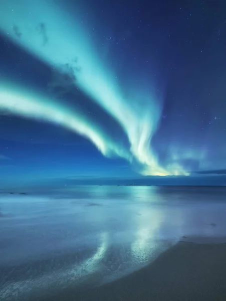 Zorza Polarna Lofotach Norwegia Zielony Zorze Nad Ocean Nocne Niebo — Zdjęcie stockowe