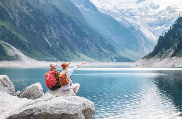 Yolcuları Çift Dağ Gölü Bak Seyahat Aktif Bir Yaşam Konsepti — Stok fotoğraf