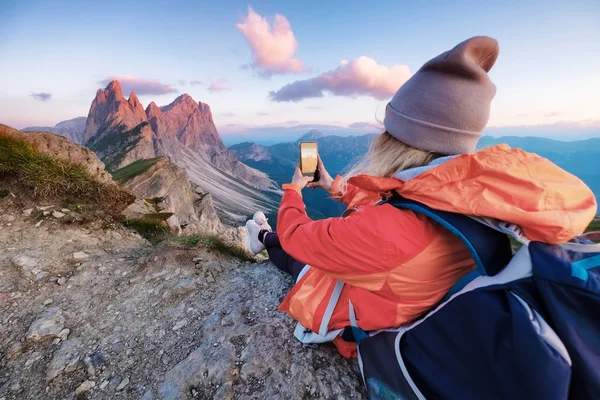 観光は 高山の上に携帯電話で写真を作る 冒険と旅行のコンセプトです 山旅の人 イタリア ドロミテ アルプス — ストック写真