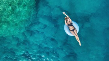 Denizde hava görünümünü adlı kız. Turkuaz su--dan soluduğumuz hava--dan soluduğumuz hava arka plan olarak. Doğal deniz manzarası, yaz saati. Drone üzerinden deniz manzarası
