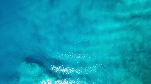 海上鸟瞰 空气中的绿松石水作为背景从空气 自然海景在夏天的时候 海景从无人机 — 图库照片