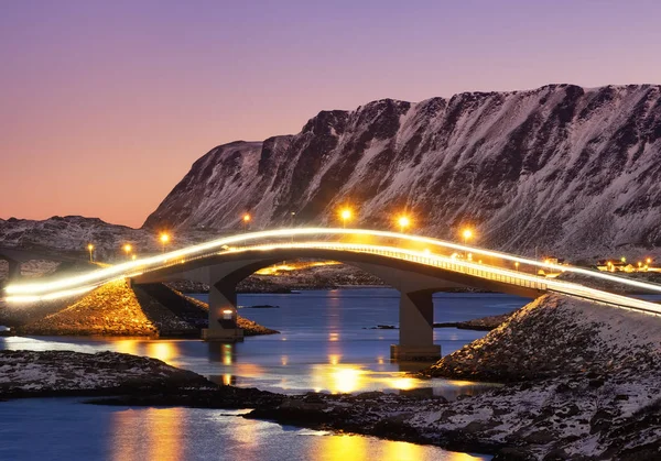 Híd Tükrözi Víz Felszínén Természeti Táj Lofoten Szigetek Norvégia Építészet — Stock Fotó