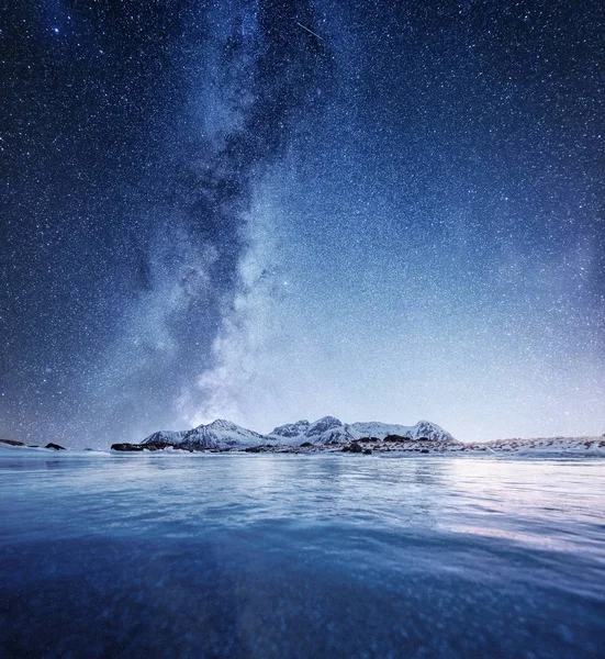 Mountans Tükrözi Víz Felszínén Éjszaka Tenger Öbölre Hegyekre Éjszaka Tejút — Stock Fotó