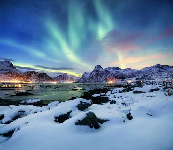 오로라 Lofoten 노르웨이 조명입니다 빛으로 하늘입니다 오로라와 표면에 풍경입니다 노르웨이에서 — 스톡 사진