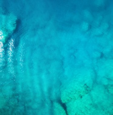 Denizde hava görünümünü. Turkuaz su--dan soluduğumuz hava--dan soluduğumuz hava arka plan olarak. Doğal deniz manzarası, yaz saati. Drone üzerinden deniz manzarası