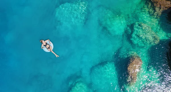 Vue Aérienne Fille Sur Mer Eau Turquoise Air Comme Fond — Photo