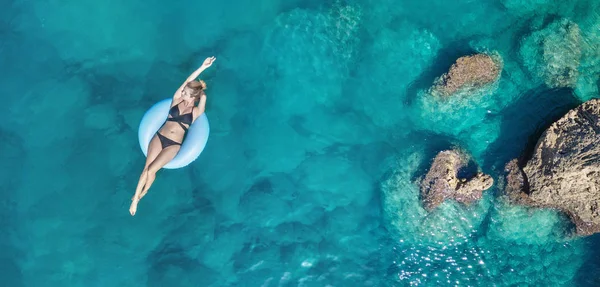 Vue Aérienne Fille Sur Mer Eau Turquoise Air Comme Fond — Photo