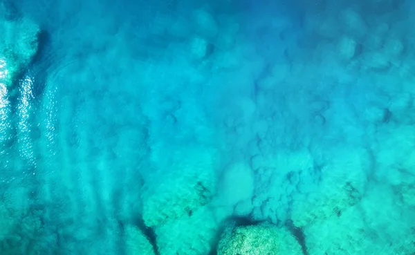 海上鸟瞰 空气中的绿松石水作为背景从空气 自然海景在夏天的时候 海景从无人机 — 图库照片