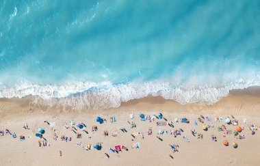Plajda havadan görünümü. Üstten görünüm turkuaz su kökenli. Yaz deniz--dan soluduğumuz hava. En iyi manzara dron. Seyahat kavramı ve fikir