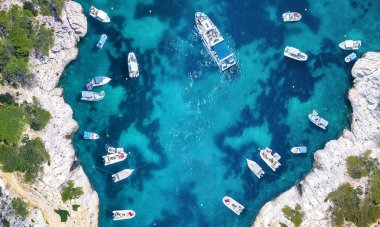 Yatlar Fransa denizde. Havadan görünümü şeffaf turkuaz su teknede güneşli gün yüzen lüks. Yaz deniz--dan soluduğumuz hava. En iyi manzara dron. Motorbot Bay ile deniz manzarası. Seyahat kavramı ve fikir