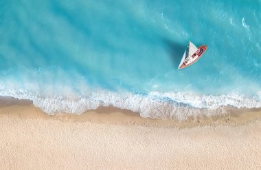 Su yüzeyine üstten görünüm yat. Üstten görünüm turkuaz su kökenli. Yaz deniz--dan soluduğumuz hava. Seyahat kavramı ve fikir